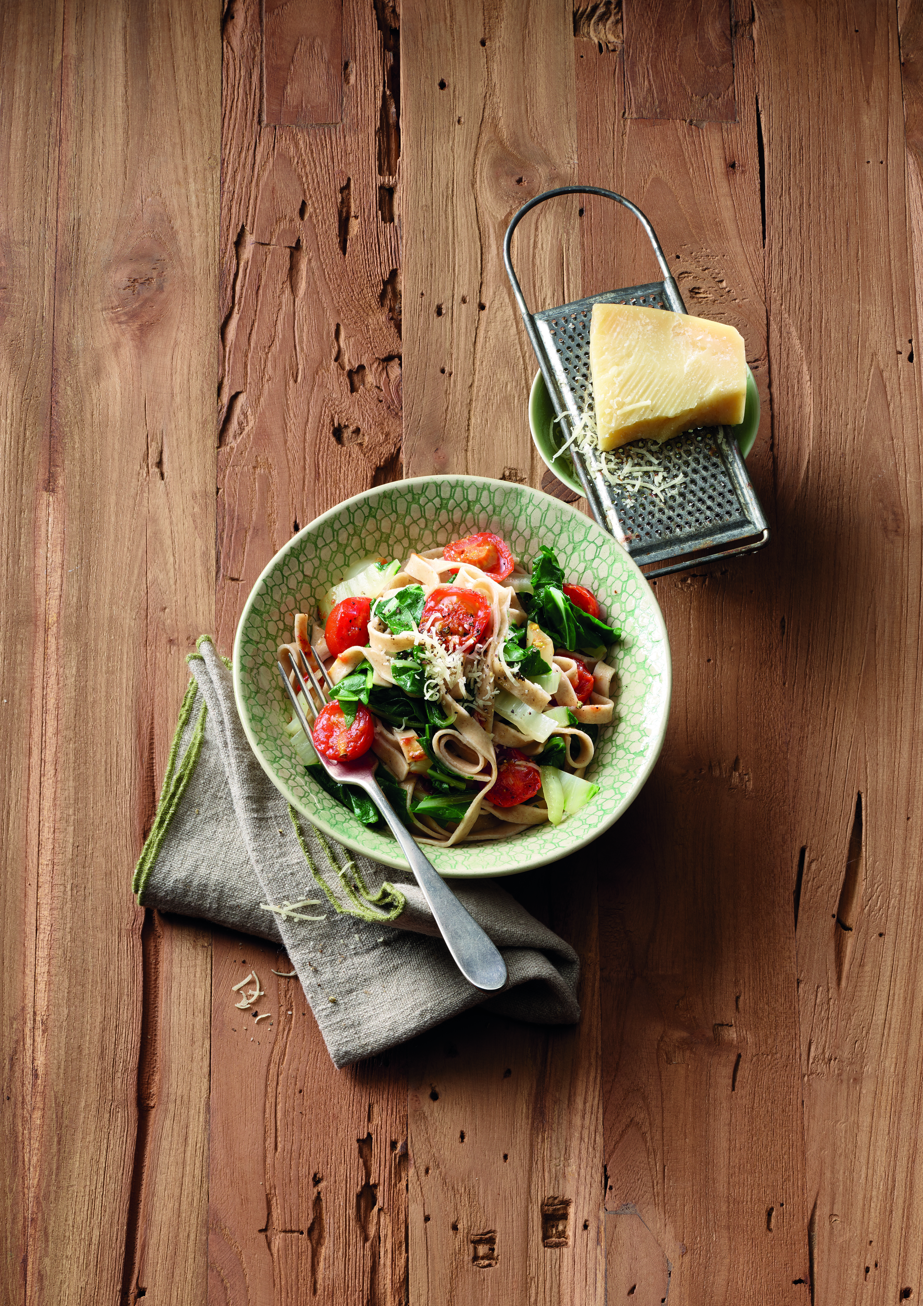 Nouilles à l’épeautre avec côtes de bette et tomates cerises
