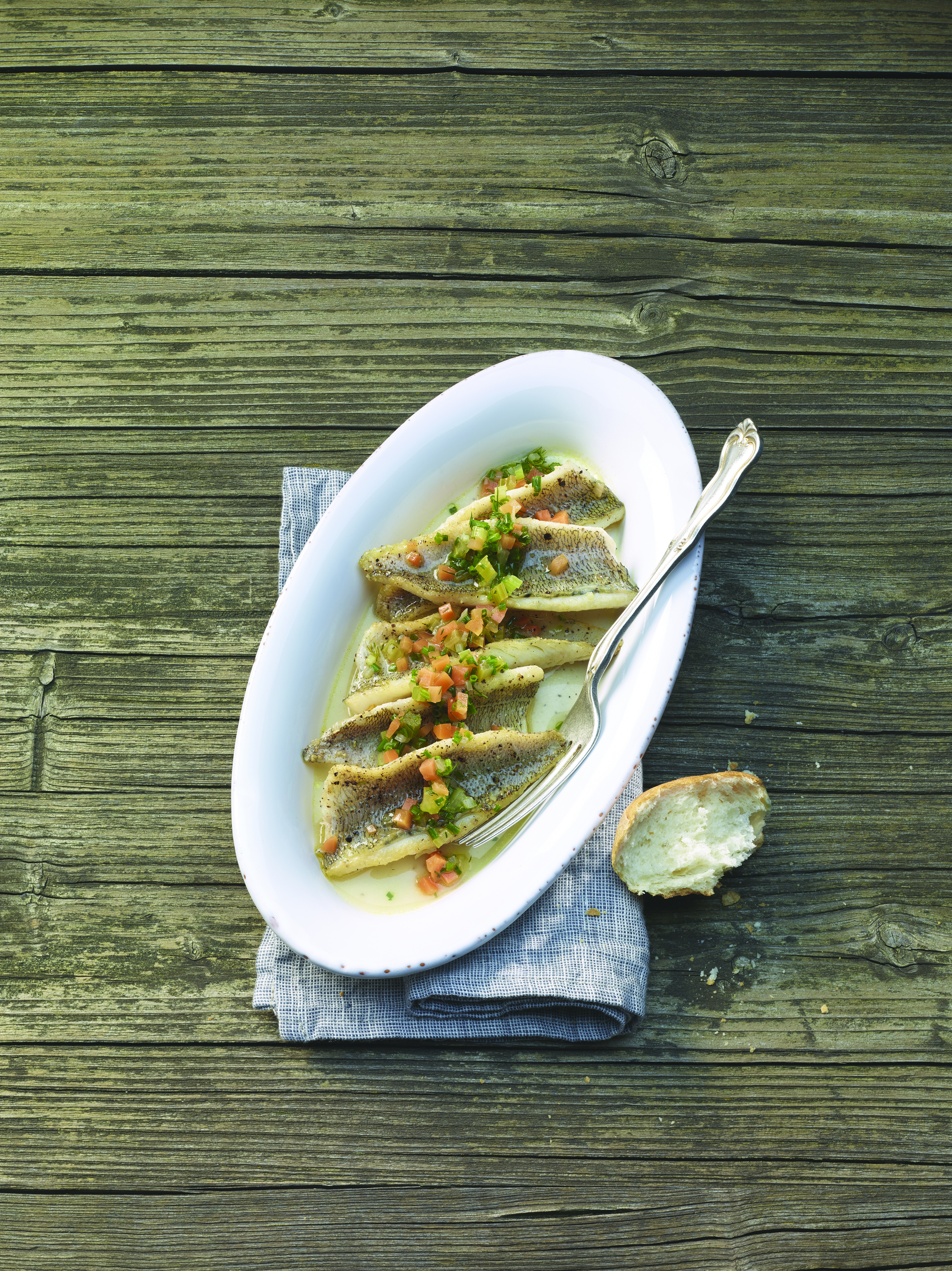 Filets de perche en marinade de légumes tièdes