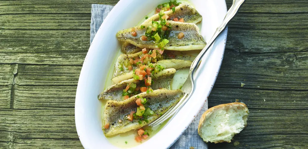 Filets de perche en marinade de légumes tièdes
