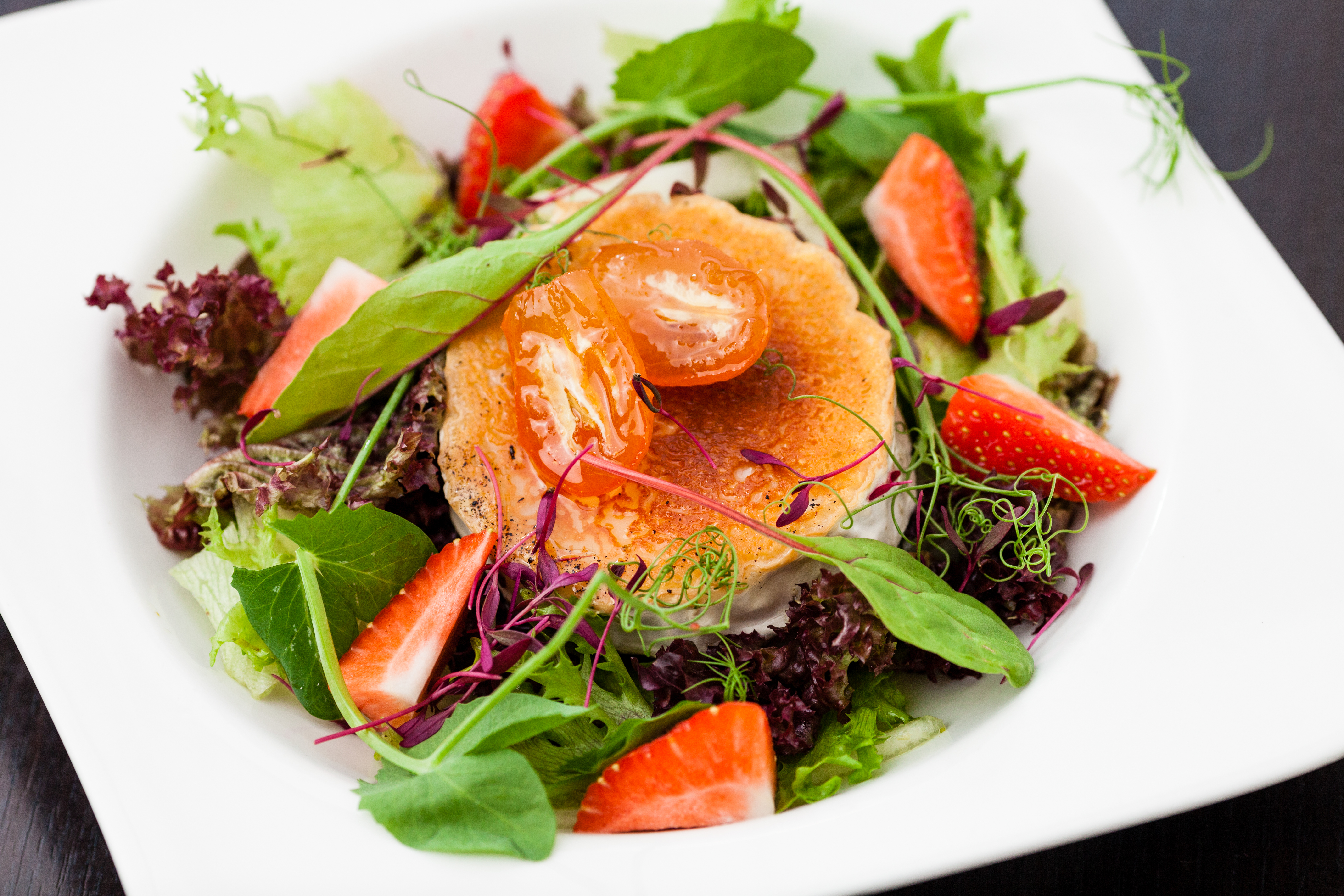 Salade de tomates et tommes chaudes