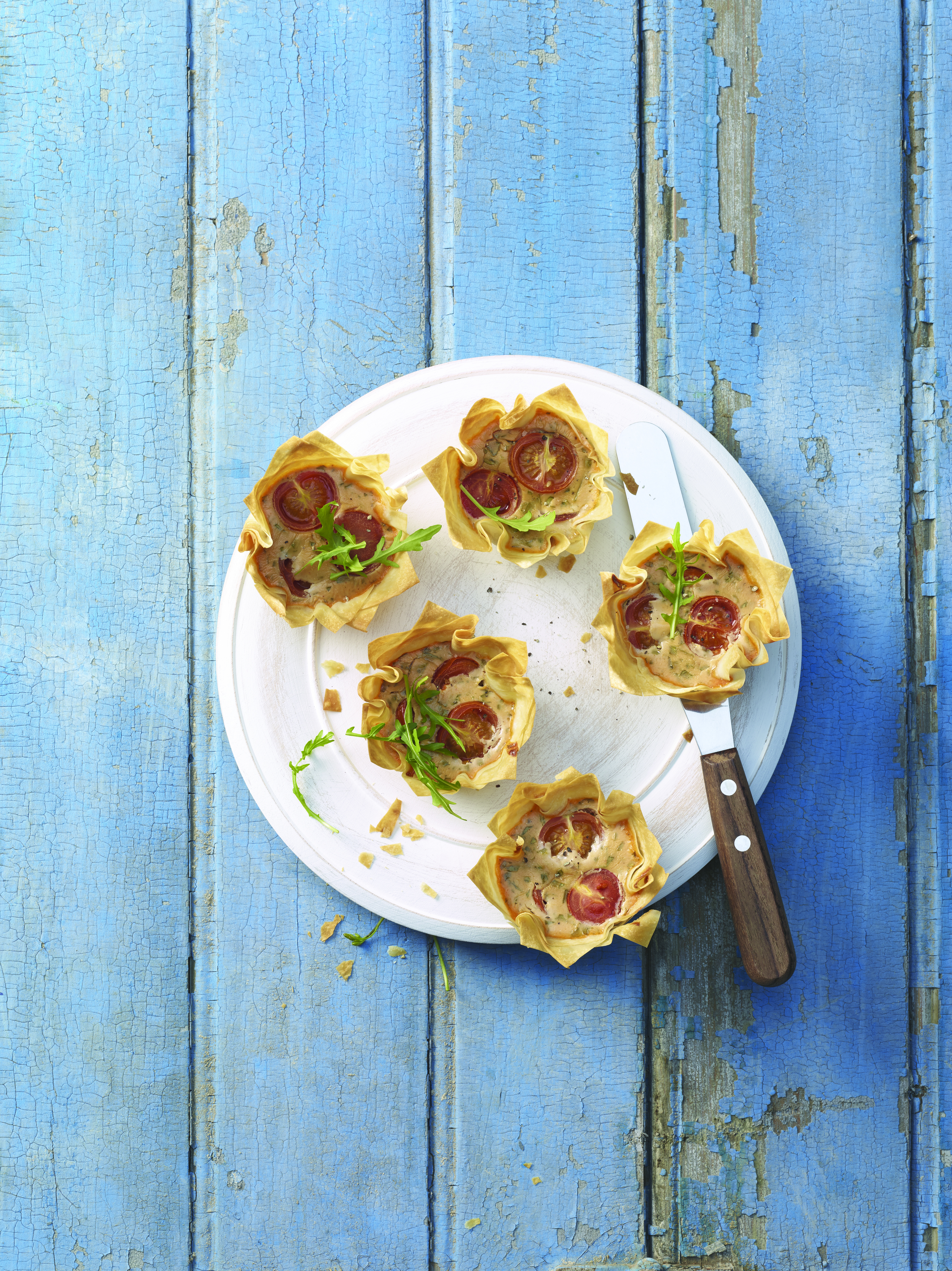 Tartelettes-strudel aux tomates et à la roquette