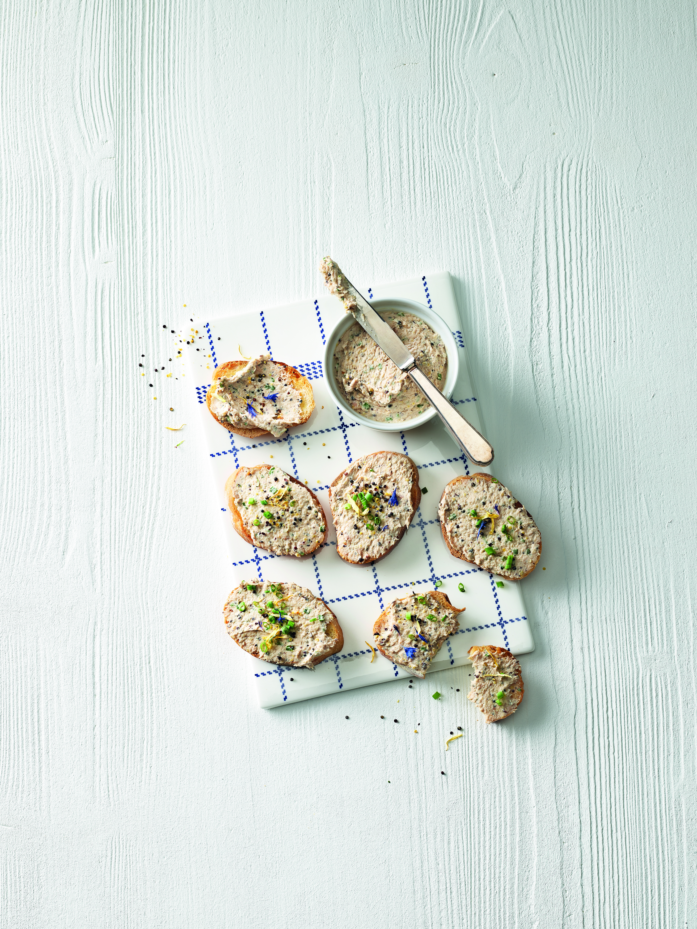 Crostini au thon et aux graines de colza