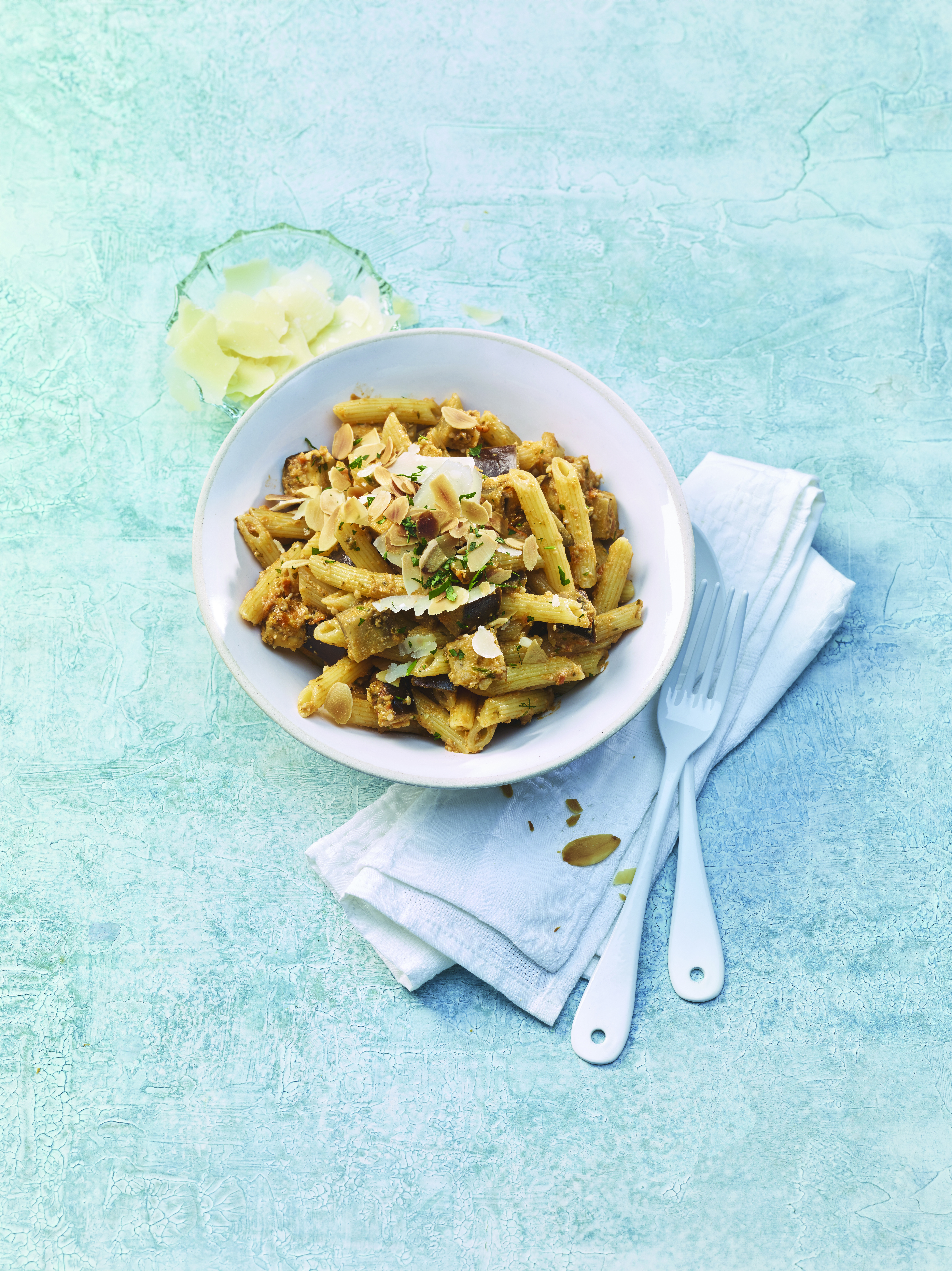Penne aux aubergines et pesto aux amandes