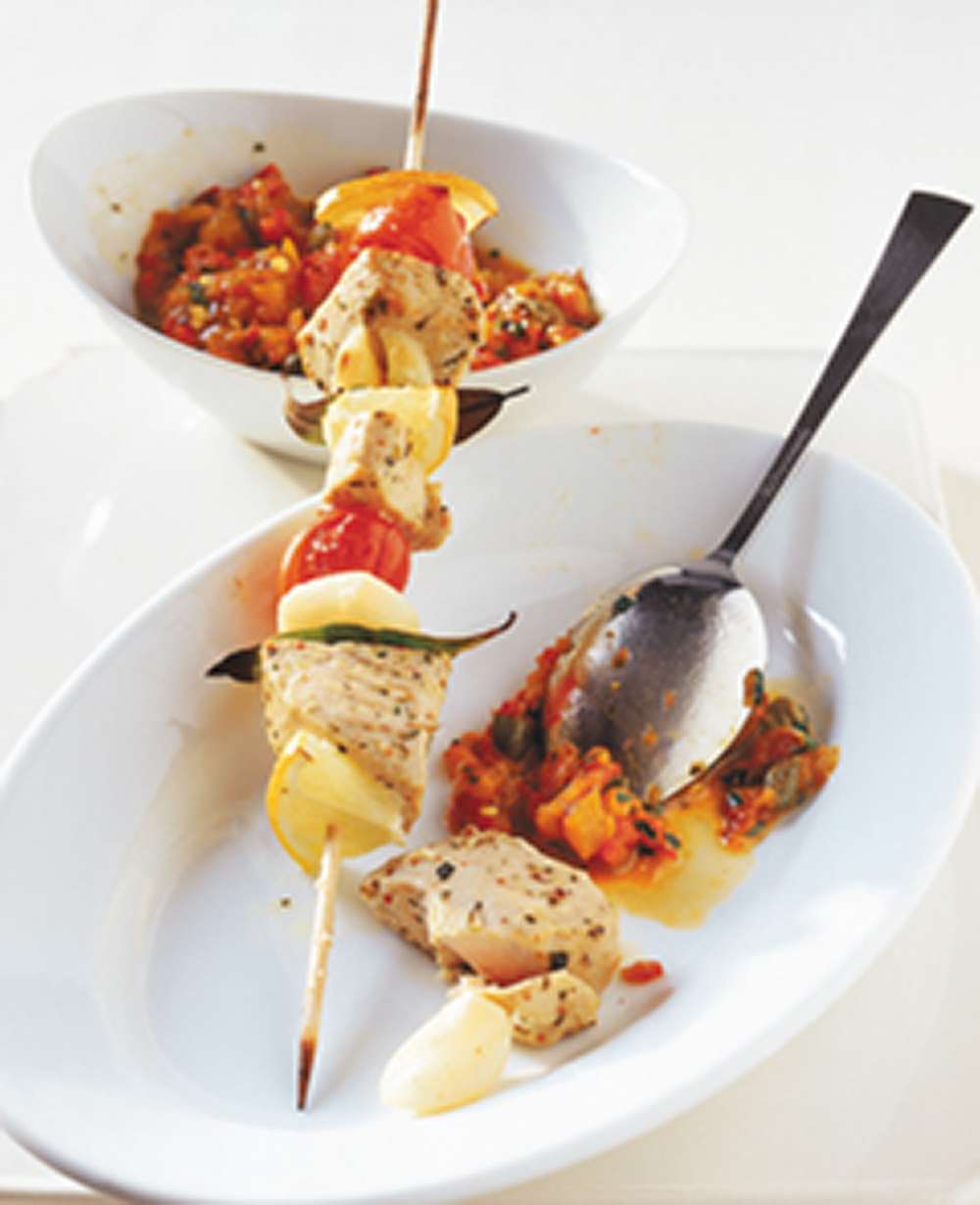 Brochettes de thon avec tomates et citrons