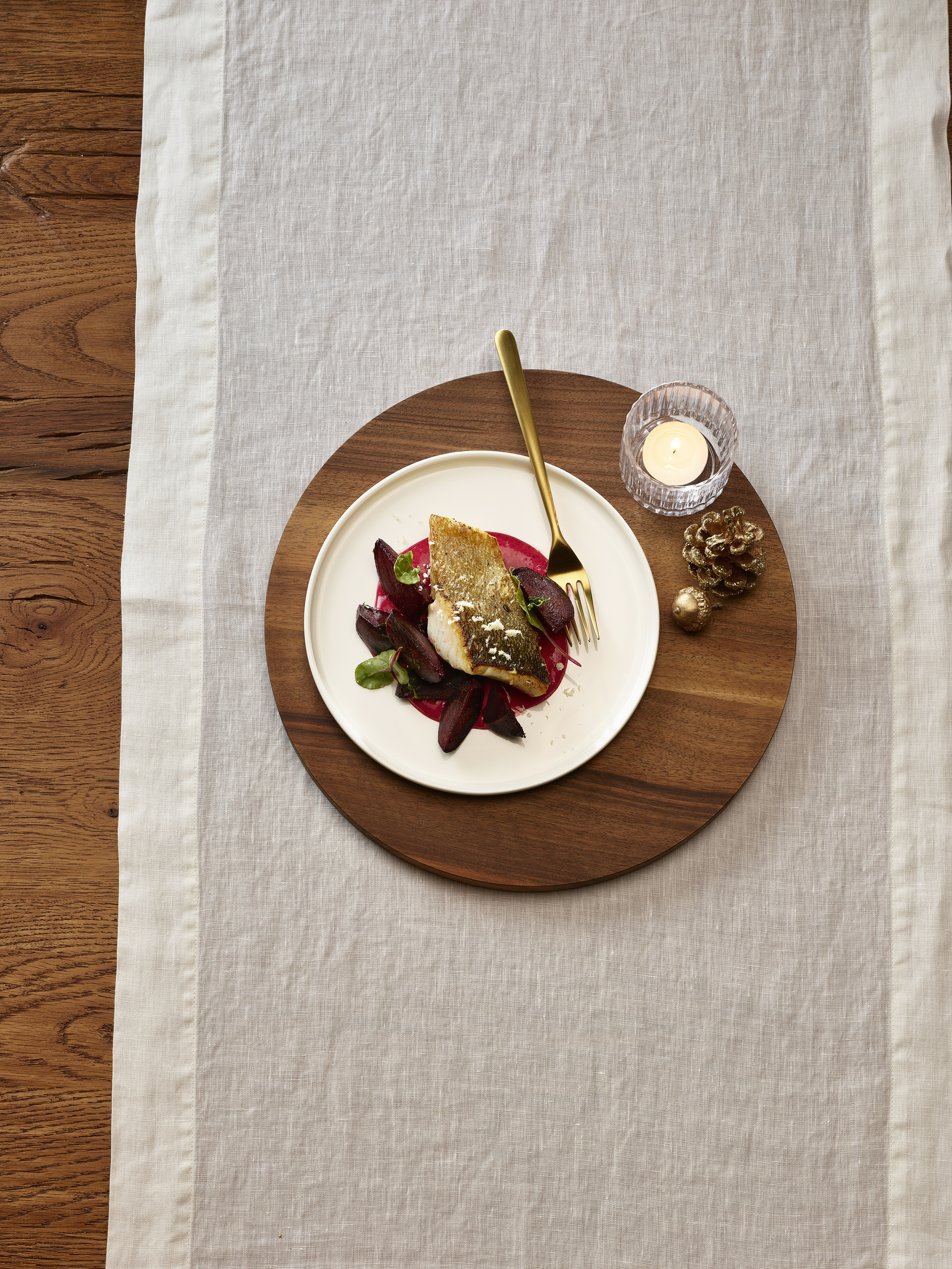 Filets de sandre avec betteraves rouges et sauce hollandaise au raifort