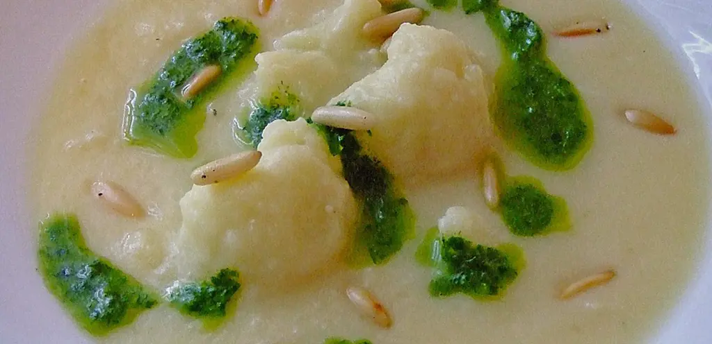 Soupe de choux-fleurs à l'huile de persil