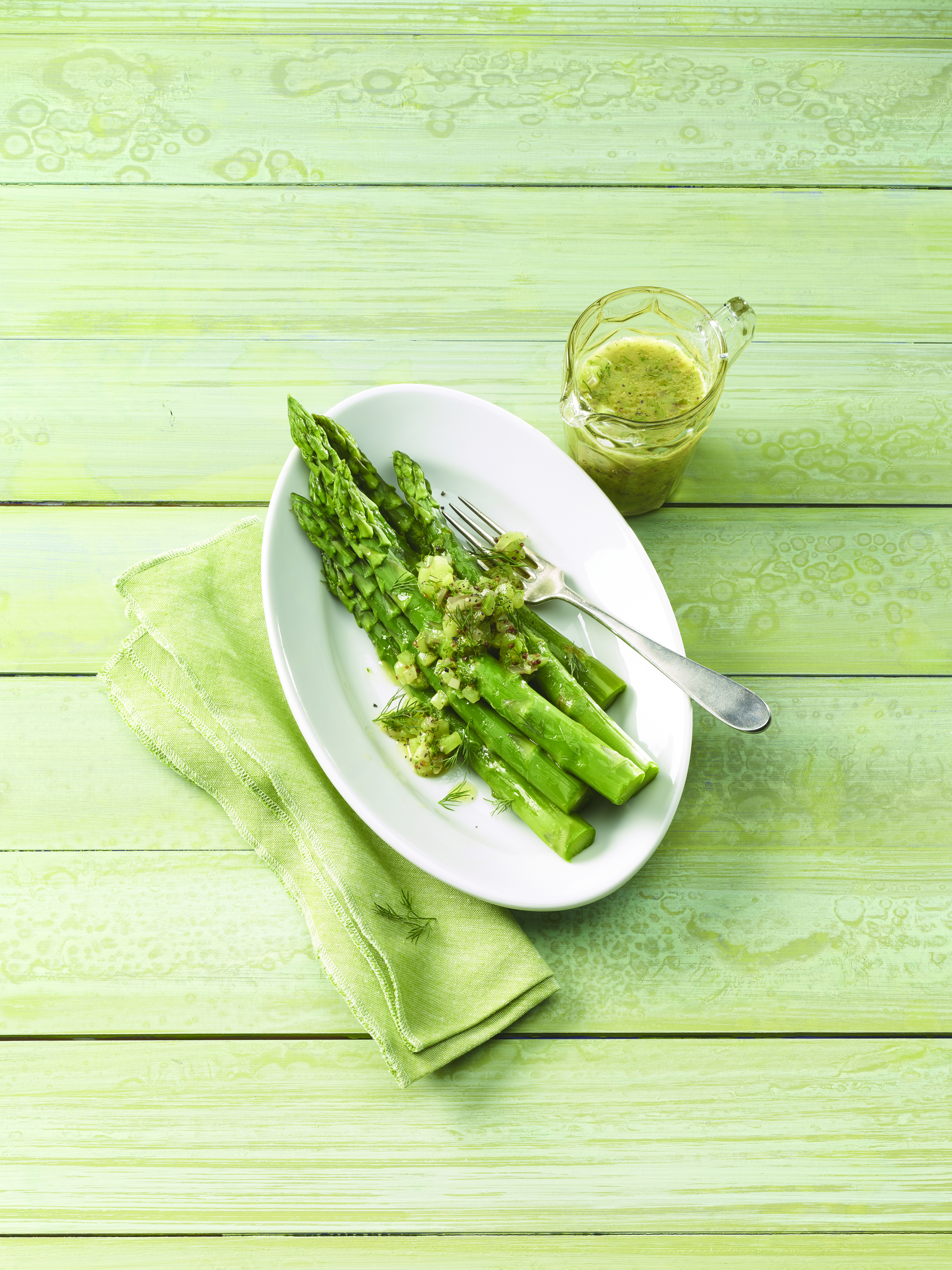 Asperges à la vinaigrette d’aneth et de concombre