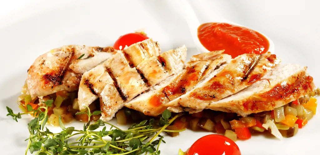 Suprême de poulet vinaigrette jardinière et risotto d'orge