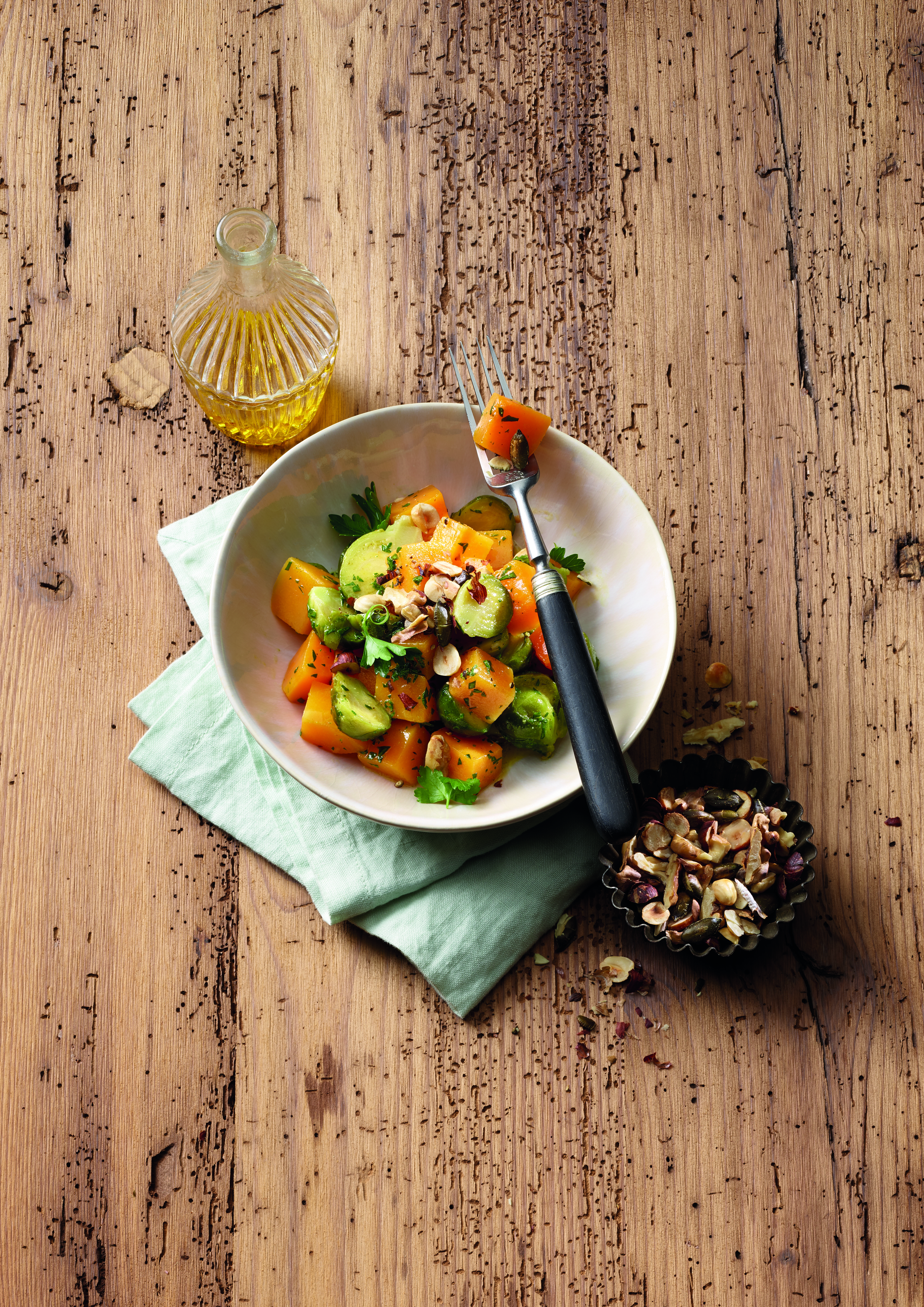 Salade de courge, de choux de Bruxelles et de noix grillées