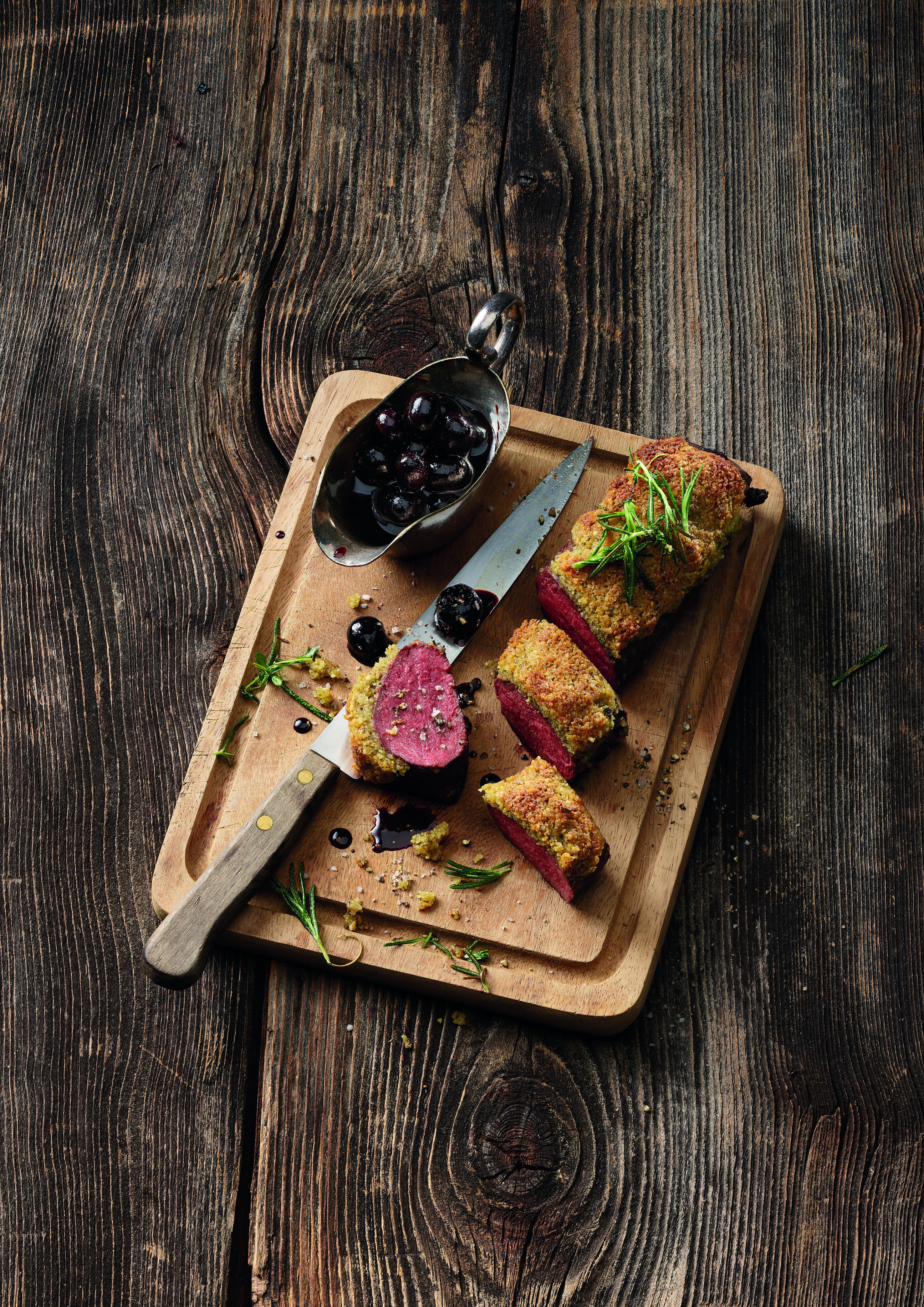 Selle de chevreuil avec croûte de noix et sauce aux myrtilles