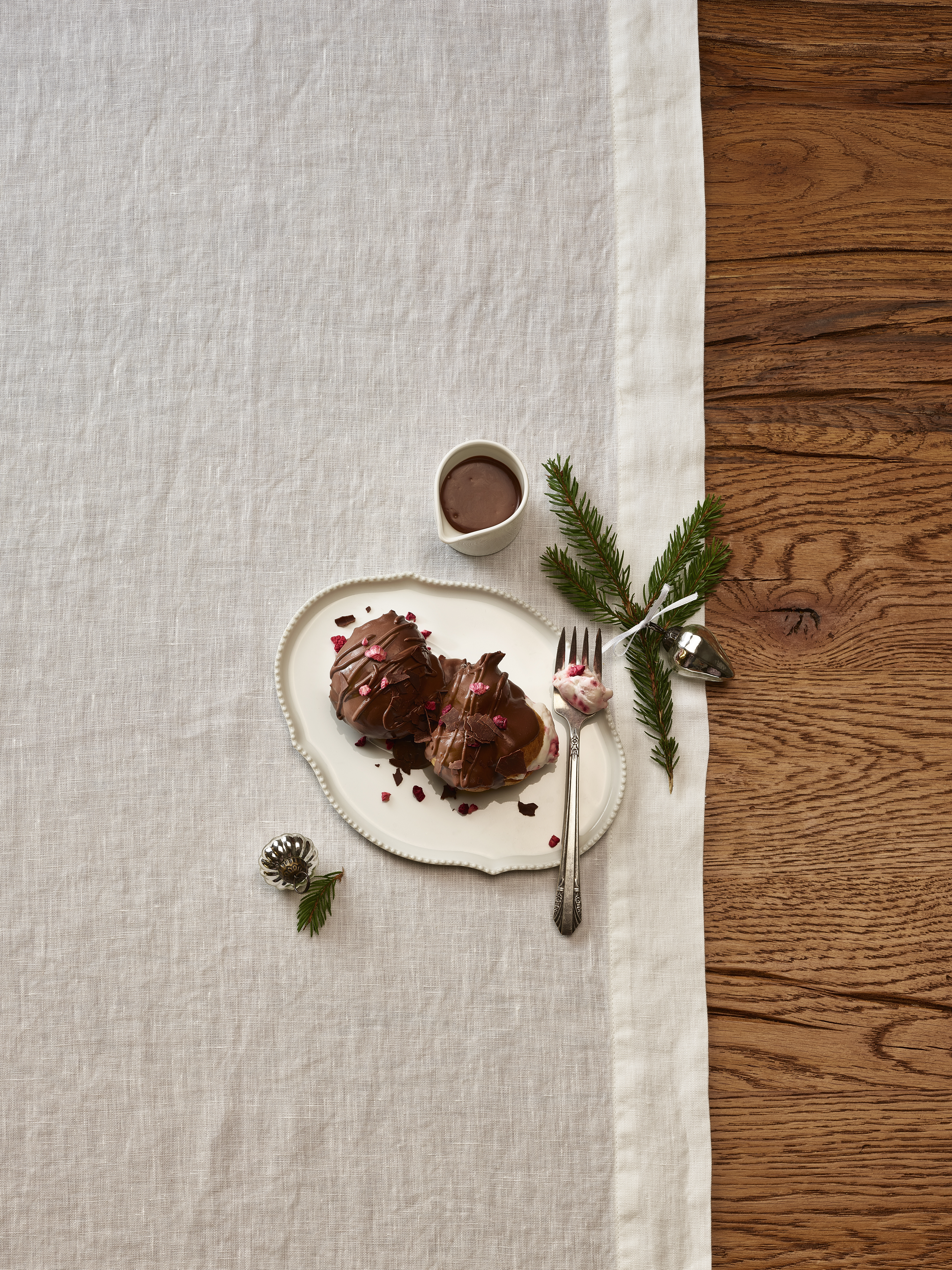Petits choux à la crème aux framboises avec sauce au chocolat
